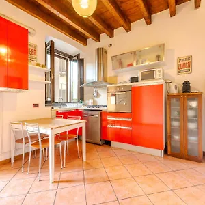 Guest Planet - Rosso - Navigli Area , Milano Italia